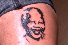 Un salon de tatouage à Pretoria à tenter de rendre cette journée encore plus mémorable en tatouant 67 de leurs clients d’une image permanente de l'ancien président sud-africain Nelson Mandela.