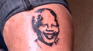 Un salon de tatouage à Pretoria à tenter de rendre cette journée encore plus mémorable en tatouant 67 de leurs clients d’une image permanente de l'ancien président sud-africain Nelson Mandela.