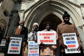 (de gauche à droite) Wambugu Wa Nyingi, Jane Muthoni Mara, Paulo Nzili et Ndiku Mutua, à l'extérieur de la Royal Courts of Justice à Londres en 2011