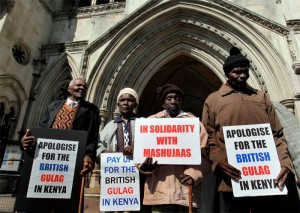 (de gauche à droite) Wambugu Wa Nyingi, Jane Muthoni Mara, Paulo Nzili et Ndiku Mutua, à l'extérieur de la Royal Courts of Justice à Londres en 2011