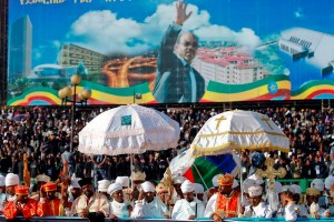 Suite au rapatriement de son corps sur un vol d’Ethiopian Airlines deux jours après sa mort, des milliers de personnes s'étaient rassemblés dans les rues de l'aéroport à l'ancienne résidence de Meles Zenawi pour rendre un dernier hommage à son cercueil, drapé du drapeau de l'Éthiopie