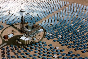 Les plus grandes centrales solaires photovoltaïques au monde sont fin 2011 ; celles de Montalto di Castro en Italie, d’une puissance de 84 MW, la centrale allemande de Finsterwalde, 81 MW, opérationnelle depuis fin 2010 et finalement celle de Sarnia au Canada de 80 MW
