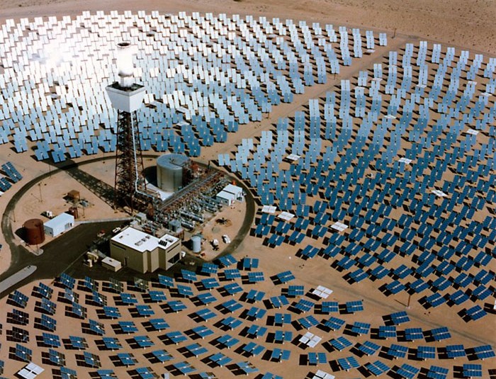 Les plus grandes centrales solaires photovoltaïques au monde sont fin 2011 ; celles de Montalto di Castro en Italie, d’une puissance de 84 MW, la centrale allemande de Finsterwalde, 81 MW, opérationnelle depuis fin 2010 et finalement celle de Sarnia au Canada de 80 MW