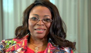 Folorunsho Alakija est la fille d'un riche Nigérian qui avait 8 femmes et 52 enfants. Elle est maintenant la 4e plus riche personne Noire de la planète derrière les Nigérians Mike Adenuga et Aliko Dangote (4.3 milliards $, 11.2 milliards $) et l'Éthiopien Mohammed Al Amoudi (12.5 milliards $)