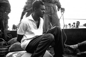 Le 30 juin 1960, lors de la cérémonie d'accession à l'indépendance du Congo, Patrice Émery Lumumba prononce un discours virulent dénonçant les abus de la politique coloniale belge depuis 1885. Le premier héros national est supprimé le 17 janvier 1961 à l’âge de 35 ans.