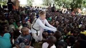 La ministre de l’Éducation malawite, Eunice Kazembe a nié que l’oeuvre de charité de Madonna ait construit entièrement 10 écoles nouvelles, en spécifiant qu'elle avait en fait construit 1salles de classe.