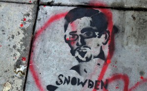 Quand Snowden quitte les États-Unis en mai 2013, après la perte d'un emploi qui lui assurait un mode de vie privilégié, il explique : « Je suis prêt à sacrifier tout cela parce que je ne peux, en mon âme et conscience, laisser le gouvernement américain détruire la vie privée, la liberté d'Internet et les libertés essentielles des gens du monde entier avec ce système énorme de surveillance qu'il est en train de bâtir secrètement »