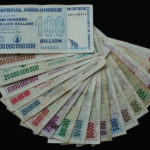Les dollars zimbabwéens. En avril 2009, le gouvernement décide d'abandonner pour au moins un an le dollar zimbabwéen qui n'a plus de valeur  au profit du Rand sud-africain et du dollar américain.