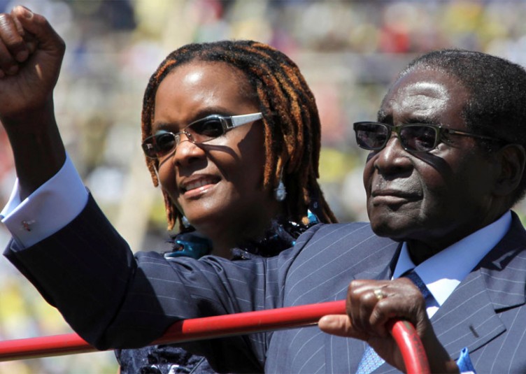 Robert et Grace Mugabe. Grace Mugabe (48 ans) est la Première femme du Zimbabwe depuis 1996.