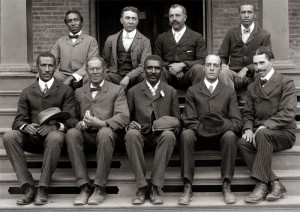 La photo de la Tuskegee Institute en 1902. Cette école promeut socialement les Afro-Américains, basée sur une amélioration progressive de leurs conditions matérielles à travers l'apprentissage
