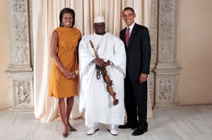 Le président Barack Obama et la Première Dame Michelle Obama posent pour une photo lors d'une réception au Metropolitan Museum à New York avec Yahya Jammeh, Président de la République de Gambie en septembre 2009.