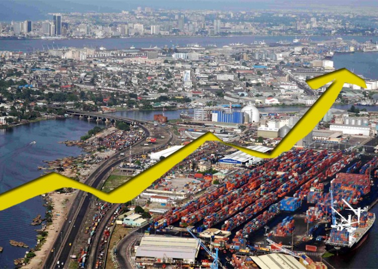 L'économie de Lagos, la plus grande ville du Nigeria, est en pleine expansion depuis plusieurs années. C'est la plaque tournante du commerce international du pays, particulièrement en ce qui a trait à l'industrie du pétrole. Son port est le premier du pays et un des principaux ports d'Afrique.
