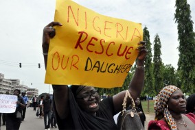 Le président nigérian Goodluck Jonathan a mis sur pied un comité présidentiel afin de se rendre dans l'État de Borno pour établir une stratégie pour la libération des filles de pair avec la communauté locale.