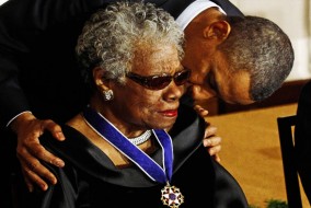 Barack Obama remet en février 2011 la Médaille présidentielle de la liberté à Maya Angelou. Créée en 1963 par le président John F. Kennedy, c'est la plus haute décoration civile des États-Unis