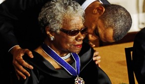 Barack Obama remet en février 2011 la Médaille présidentielle de la liberté à Maya Angelou. Créée en 1963 par le président John F. Kennedy, c'est la plus haute décoration civile des États-Unis