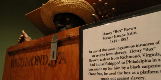Le 23 mars 1849, Henry Brown fut scellé dans une boîte en bois de trois pieds de long, deux pieds et demi de profondeur et deux pieds de large puis transporté comme « marchandises sèches » de Richmond à Philadelphie pour un parcours incommode de 26 heures.