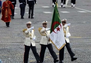 Le défilé du 14 juillet 2014 fut en commémoration de la Grande Guerre ou des centaines de milliers d’Algériens furent mobilisés de force par la France coloniale. L’Algérie contribua à alimenter la France à bon compte de 1914 à 1918 qui fut le prélude à une catastrophe humanitaire dans le pays. La Chine a refusé d’envoyer quelques soldats que ce soit à ce défilé.