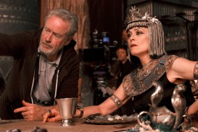 Ridley Scott et l'actrice américaine Sigourney Weaver dans la peau de Touya, reine d'Égypte pour le film Exodus : Gods and Kings