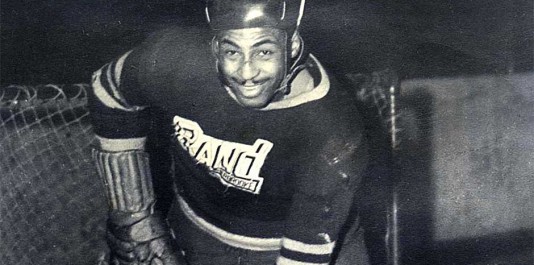 En tant qu’homme noir à évoluer au hockey dans les années 1940 et 1950, Herbert Carnegie a enduré sa part de racisme
