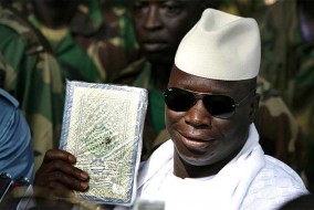 En mars 2014, Yahya Jammeh change la langue officielle de la Gambie de l'anglais à l'arabe.