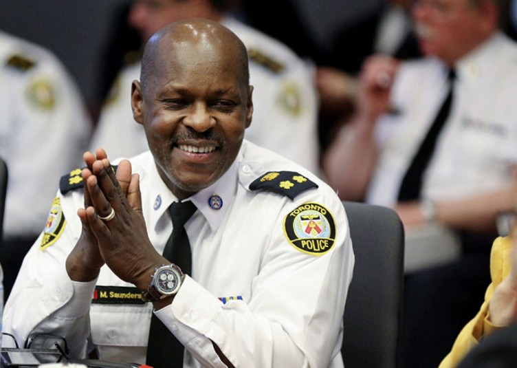 Mark Saunders est le premier Noir à diriger le service de police de Toronto et aurait devancé pour le poste, Peter Sloly, un Jamaïcain né à Kingston.