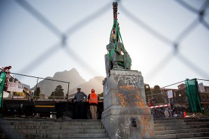 La statue dénaturée du magnat des mines, philanthrope, archétype du colonialiste anglais, Cecil John Rhodes, retiré de son socle à l'Université de Cape Town, le 9 avril 2015