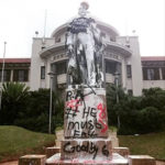 La statue qui représente le roi George V au pied du campus de l’Howard College del’Université du KwaZulu-Natal a été amochée avec de la peinture blanche et des graffitis