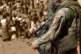 À la clôture du sommet paix et sécurité en Afrique à Paris, François Hollande annonce le déploiement « aussi longtemps que nécessaire » de 1 600 soldats et que la mission des soldats français est de « désarmer toutes les milices et groupes armés qui terrorisent les populations »