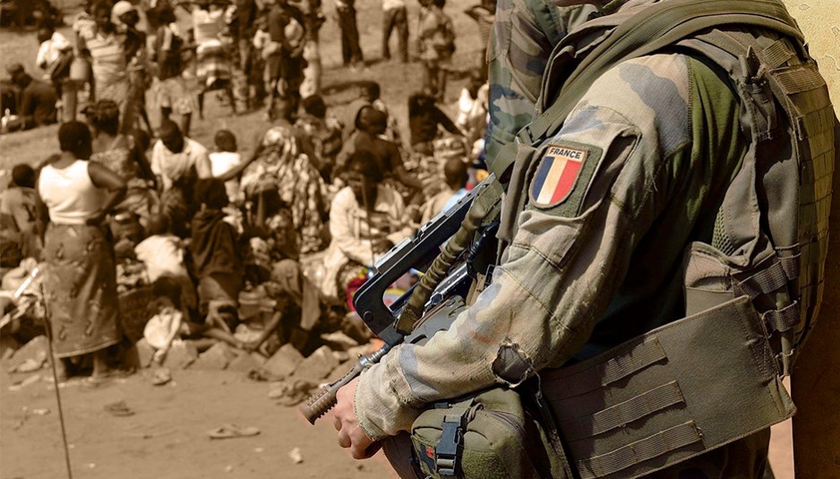 À la clôture du sommet paix et sécurité en Afrique à Paris, François Hollande annonce le déploiement « aussi longtemps que nécessaire » de 1 600 soldats et que la mission des soldats français est de « désarmer toutes les milices et groupes armés qui terrorisent les populations »
