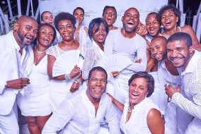 Essentiellement, le Dîner en Blanc® encourage l’amitié, l’élégance et la galanterie. Les Haïtiens et les amoureux d’Haïti embrassent ces valeurs faisant ainsi de cette soirée un véritable succès.