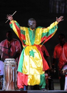 En Afrique la percussion est sacrée et Doudou N'Diaye Rose, de son vrai nom Mamadou N'diaye, était certainement un gardien de ce temple mystique