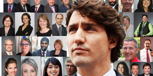 L'assermentation du conseil des ministres a lieu le 4 novembre 2015. Il est composé de 15 femmes et 15 hommes, en plus du premier ministre, ce qui en fait le premier conseil des ministres paritaire du Canada.