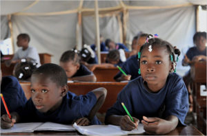 Haïti compte 15 200 écoles primaires, 90 % étant dirigées par des communautés locales, des organisations religieuses, ou des ONG. Le taux de fréquentation est de 67 %, mais seuls 30 % atteignent la fin du système primaire.