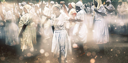 En Haïti, le vaudou a été reconnu officiellement comme religion en 2003. De nombreux Haïtiens pratiquent le vaudou tout en se déclarant d'une autre religion, principalement le catholicisme.