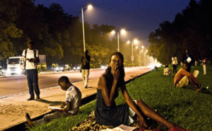 Des jeunes s’affairent à la lecture et réflexion sur le « trottoir du savoir » à Brazzaville. Credit photo: ©BaudoinMouanda
