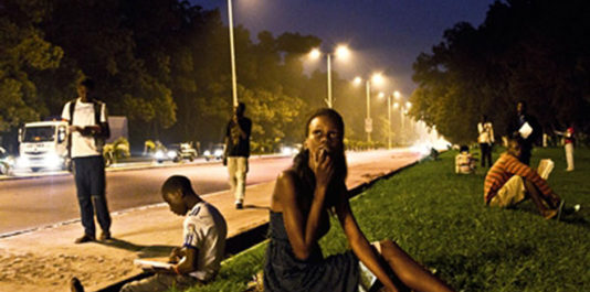 Des jeunes s’affairent à la lecture et réflexion sur le « trottoir du savoir » à Brazzaville. Credit photo: ©BaudoinMouanda