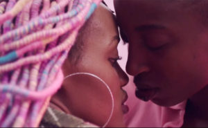 Rafiki: Deux jeunes femmes se rencontrent, deviennent amies et tombent amoureuses l’une de l’autre. Elles sont confrontrées aux préjugés de leurs parents et de leurs voisins homophobes, à Nairobi. 