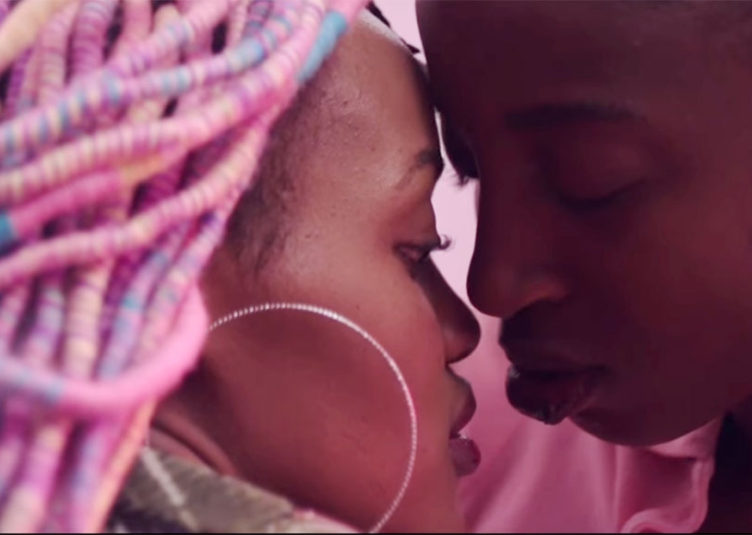 Rafiki: Deux jeunes femmes se rencontrent, deviennent amies et tombent amoureuses l’une de l’autre. Elles sont confrontrées aux préjugés de leurs parents et de leurs voisins homophobes, à Nairobi.