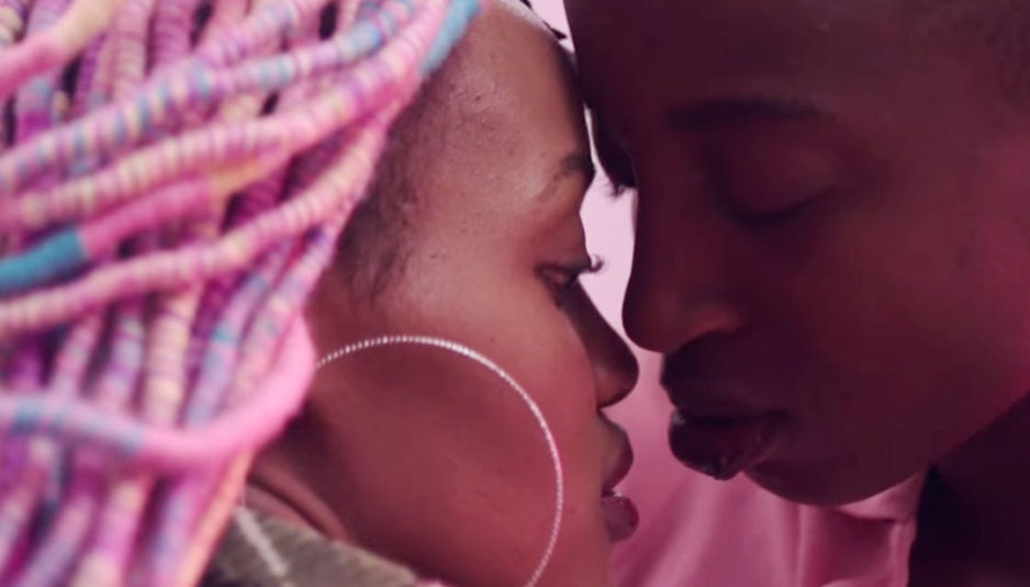 Rafiki: Deux jeunes femmes se rencontrent, deviennent amies et tombent amoureuses l’une de l’autre. Elles sont confrontrées aux préjugés de leurs parents et de leurs voisins homophobes, à Nairobi.